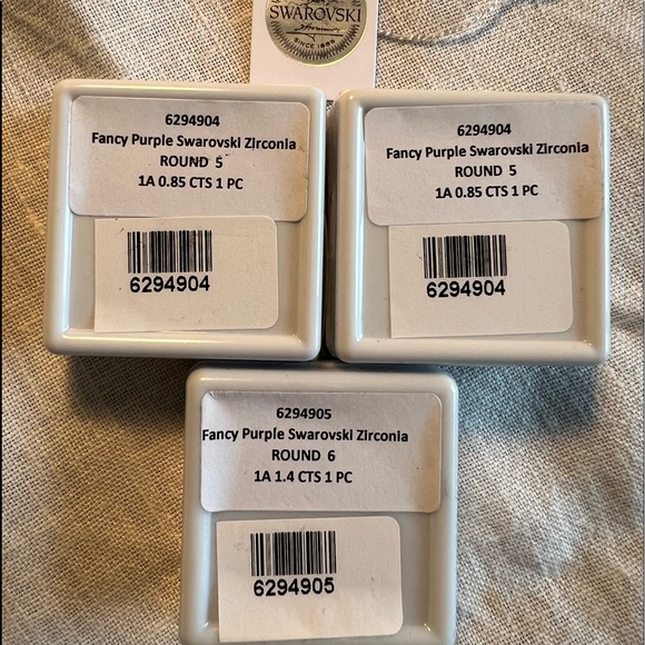 Purple Swarovski Zirconia round stones 1A - Picture 3 of 3